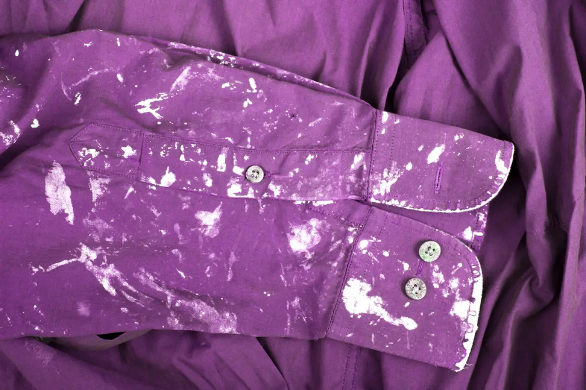 wie kriegt man malerfarbe aus den klamotten lila hemd mit weissen flecken aus wandfarbe