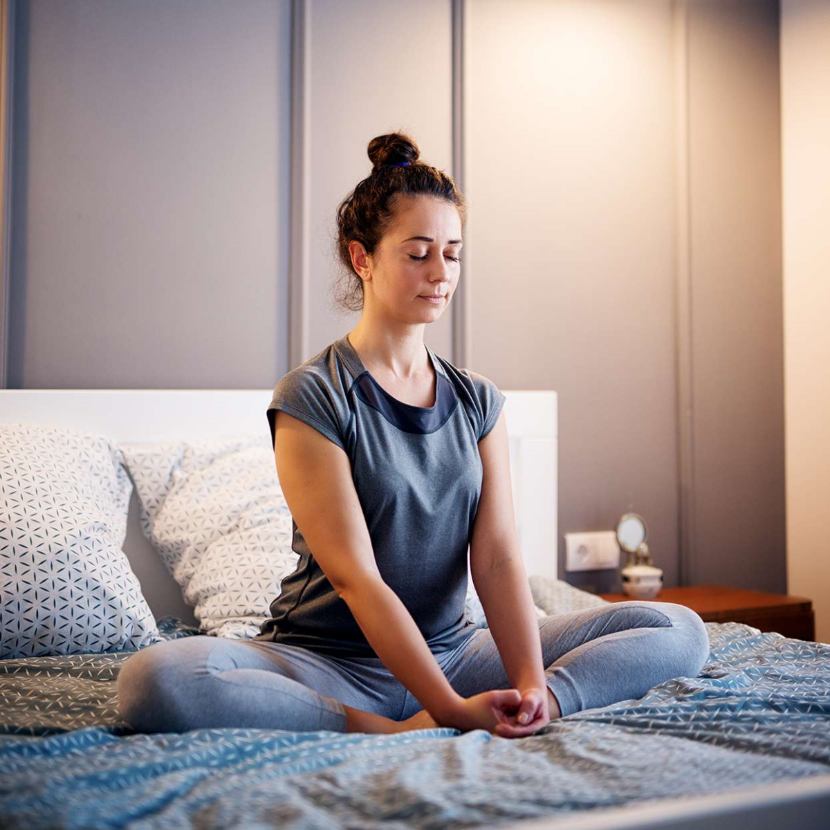 yoga am abend und gymnastik im bett machen