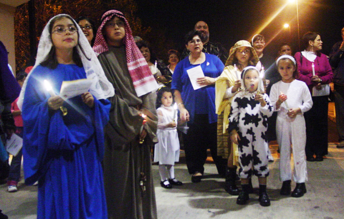 menschen, die las posadas in mexiko feiern