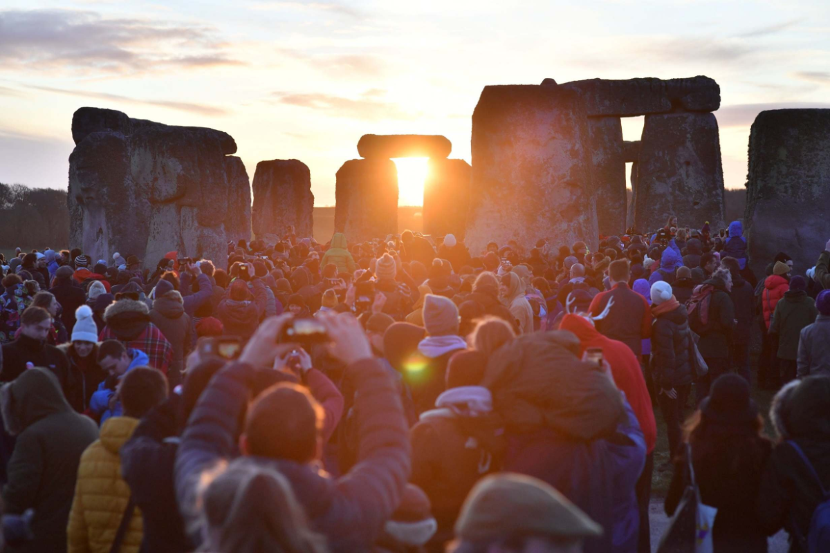 menschen feiern die wintersonnenwende auf stonehenge