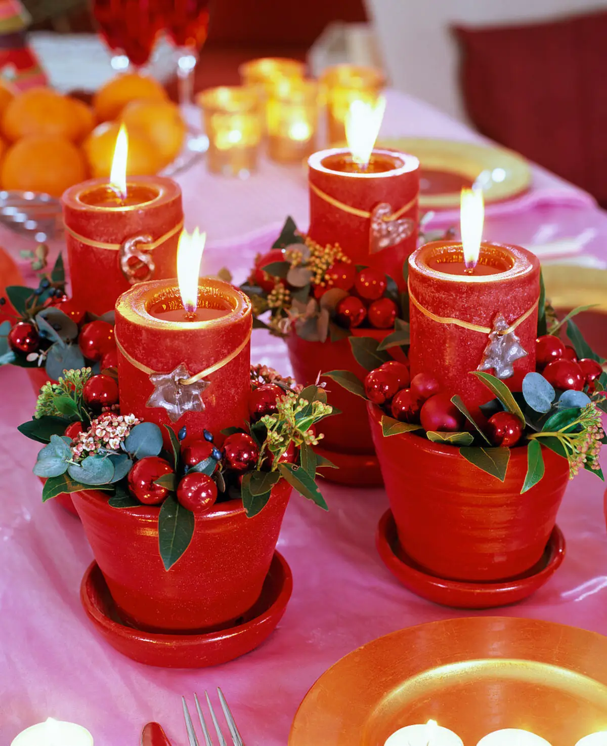 adventskranz dekorieren ideen fuer adventskranz alternativen vier tontoepfe in rot als adventskranz dekoriert