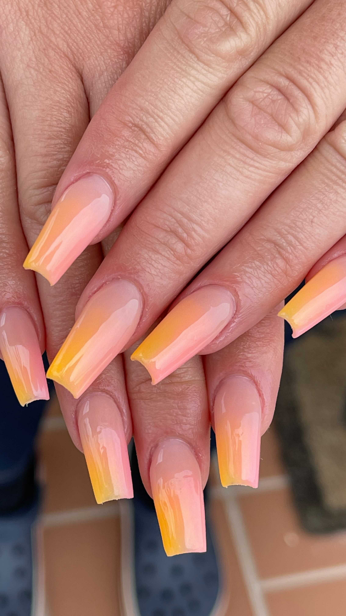 aura peach fuzz naegel trends 2024 c nail91