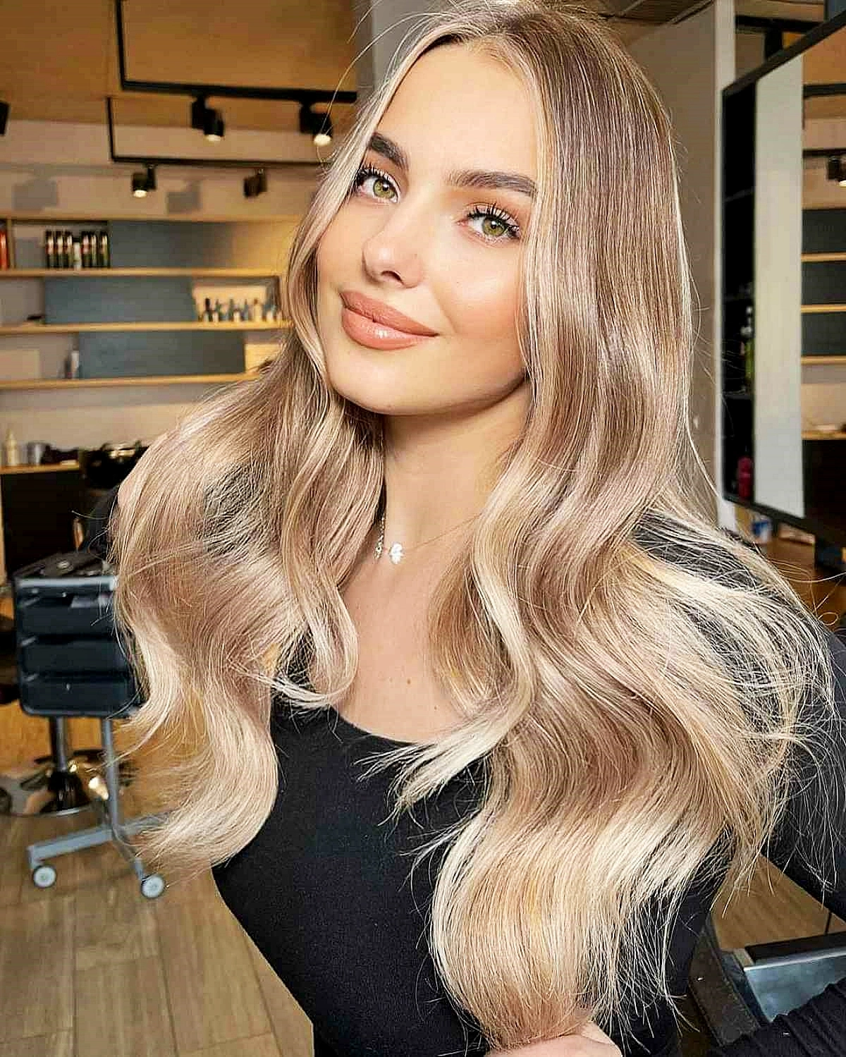 balayage blond kuehl lange glaenzende haare haartrends 2024 anderrateliehair