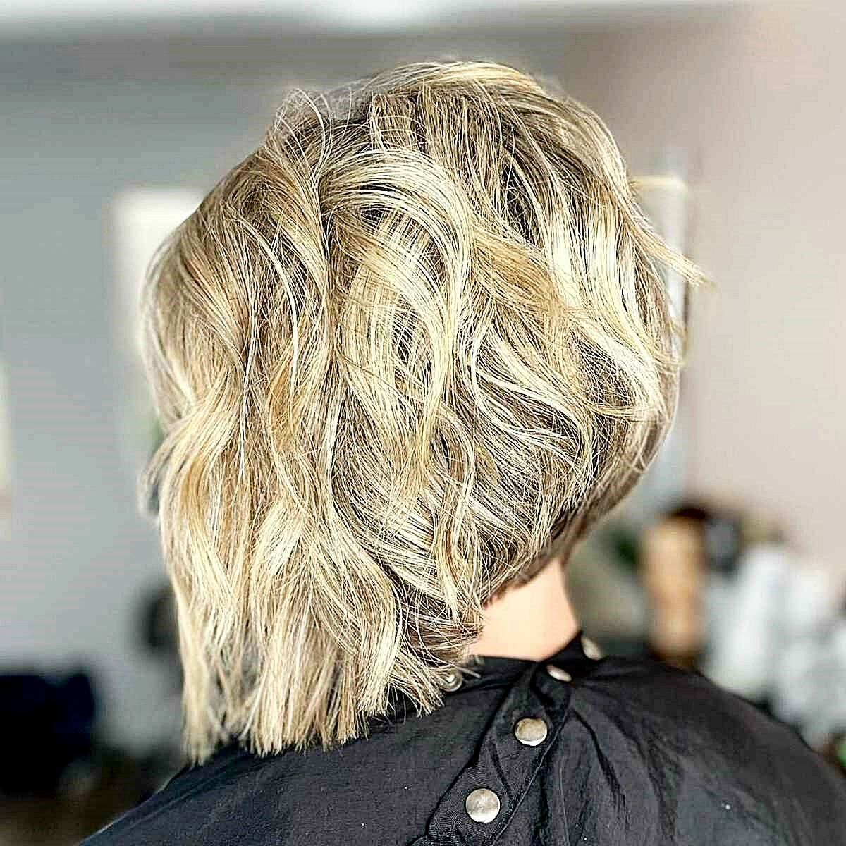 blonde haare straehnen a linien bob lockige haare 2024 frisuren ideen danielle dallurehm