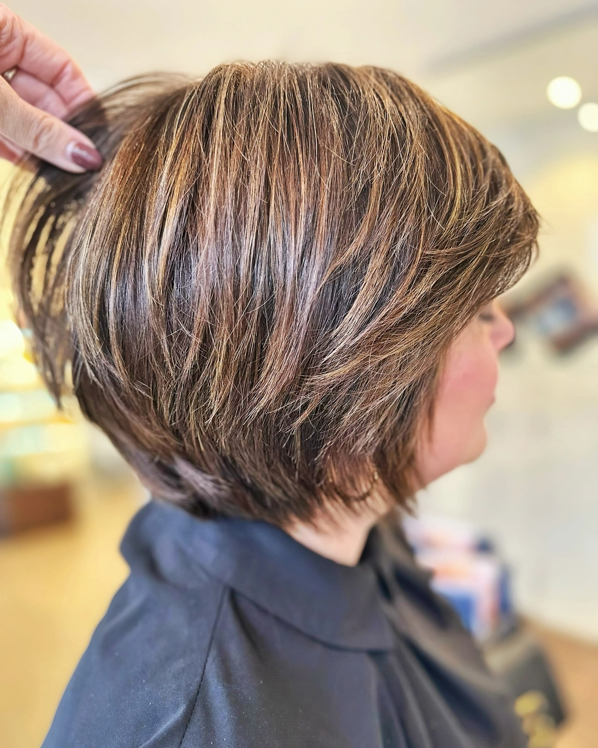 bob frisuren gestuft ab 50 rounded bob braune haare mit highlitgts atelier vernackt