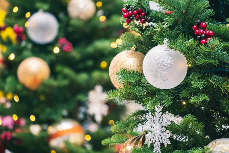 christbaum schmuecken beispiele klassische weihnachtsbaumdeko in silbern und gold