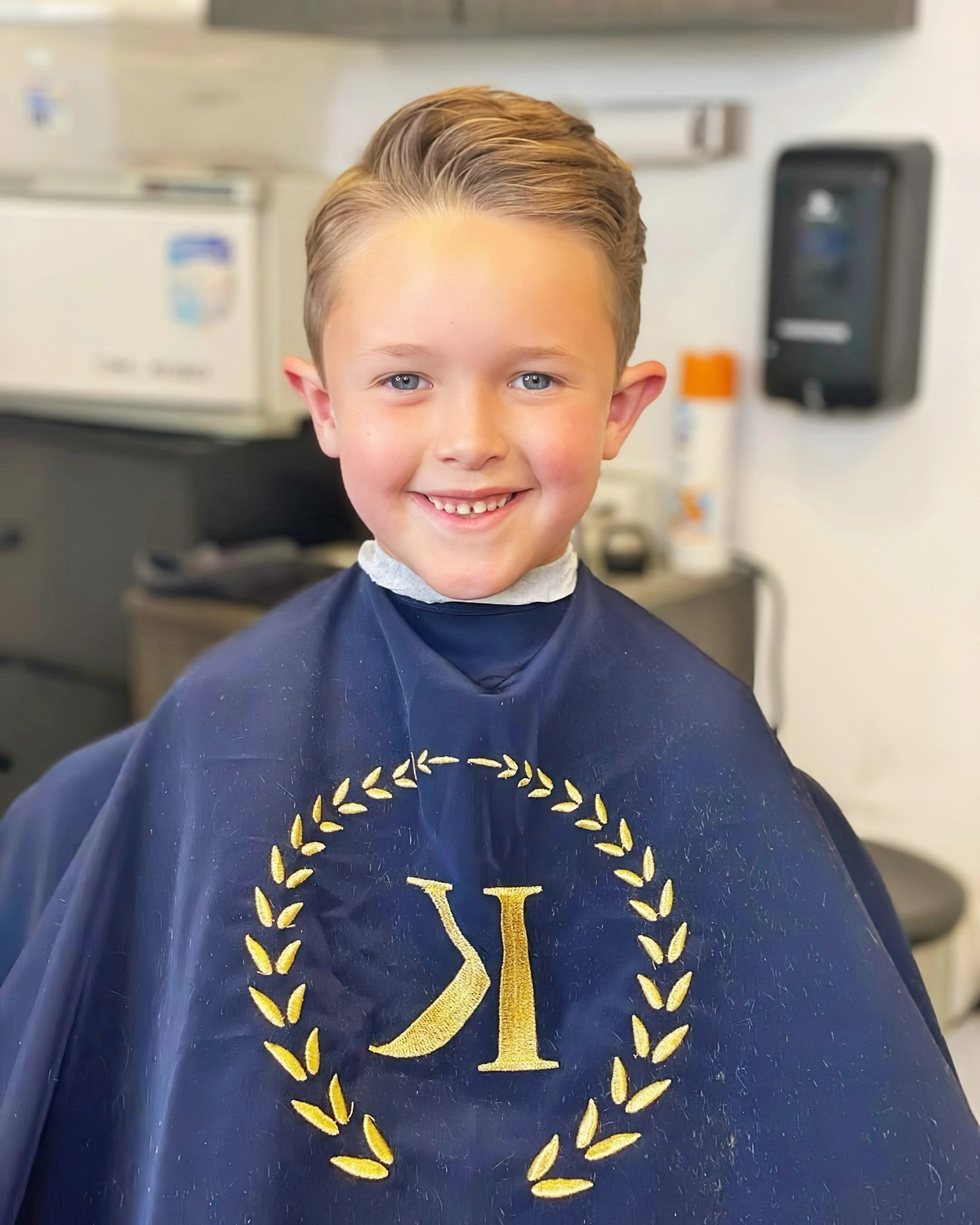 cool frisuren fuer jungs kleiner junge haare nach hinten kozlowskithebarber