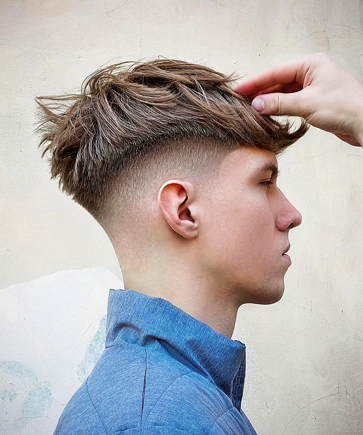 coole frisuren fuer jungs ab 13 low fade cut mit langem deckhaar haircutsforboys