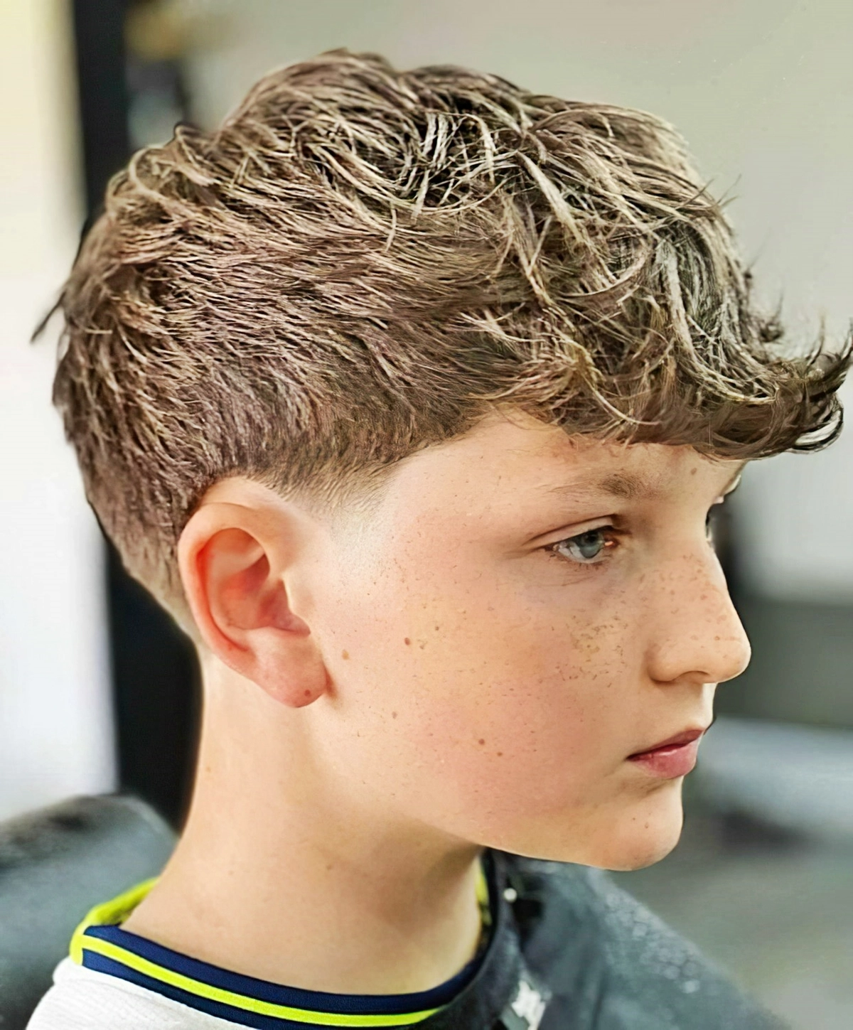 coole jungs frisuren lange haare kleiner junge mit frisur nach vorne leosbarbersware