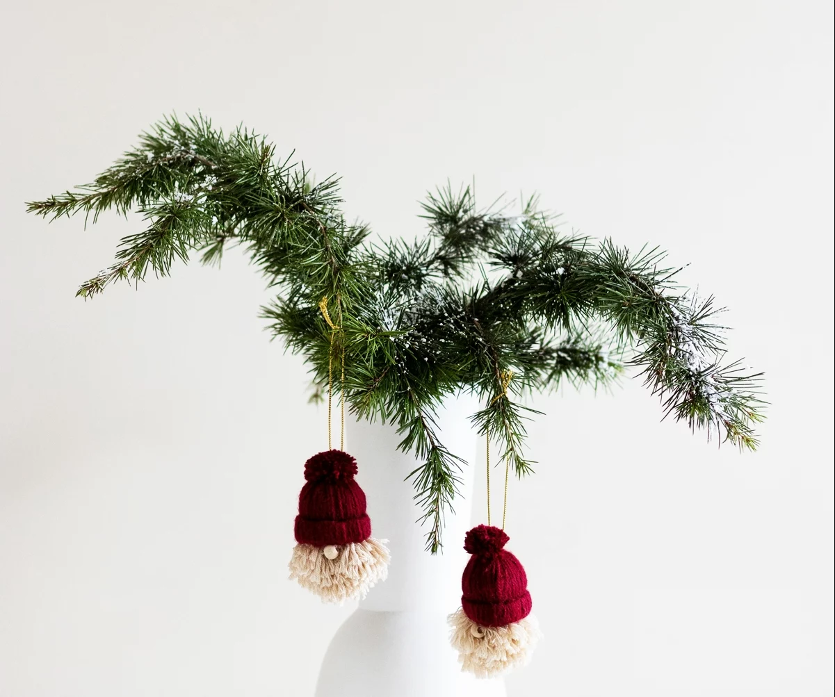 dekoration mit aesten und zweigen zu weihnachten tannenzweigen