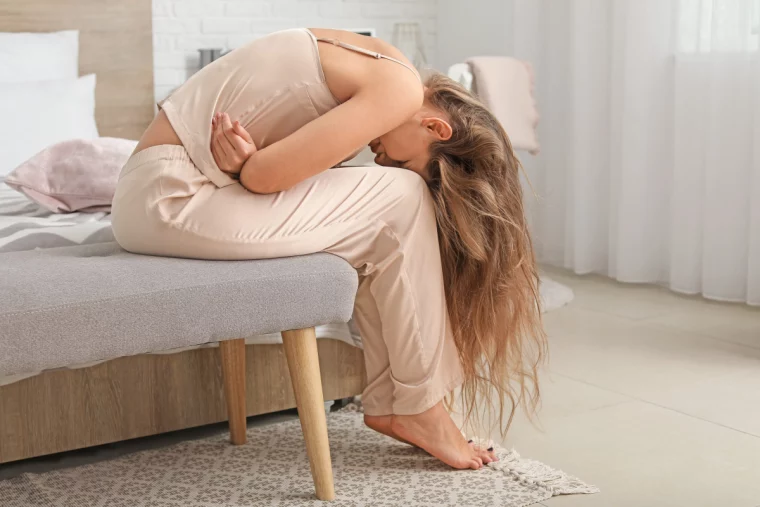 endometriode schmerzhaft und eine frau die an endometriose leidet