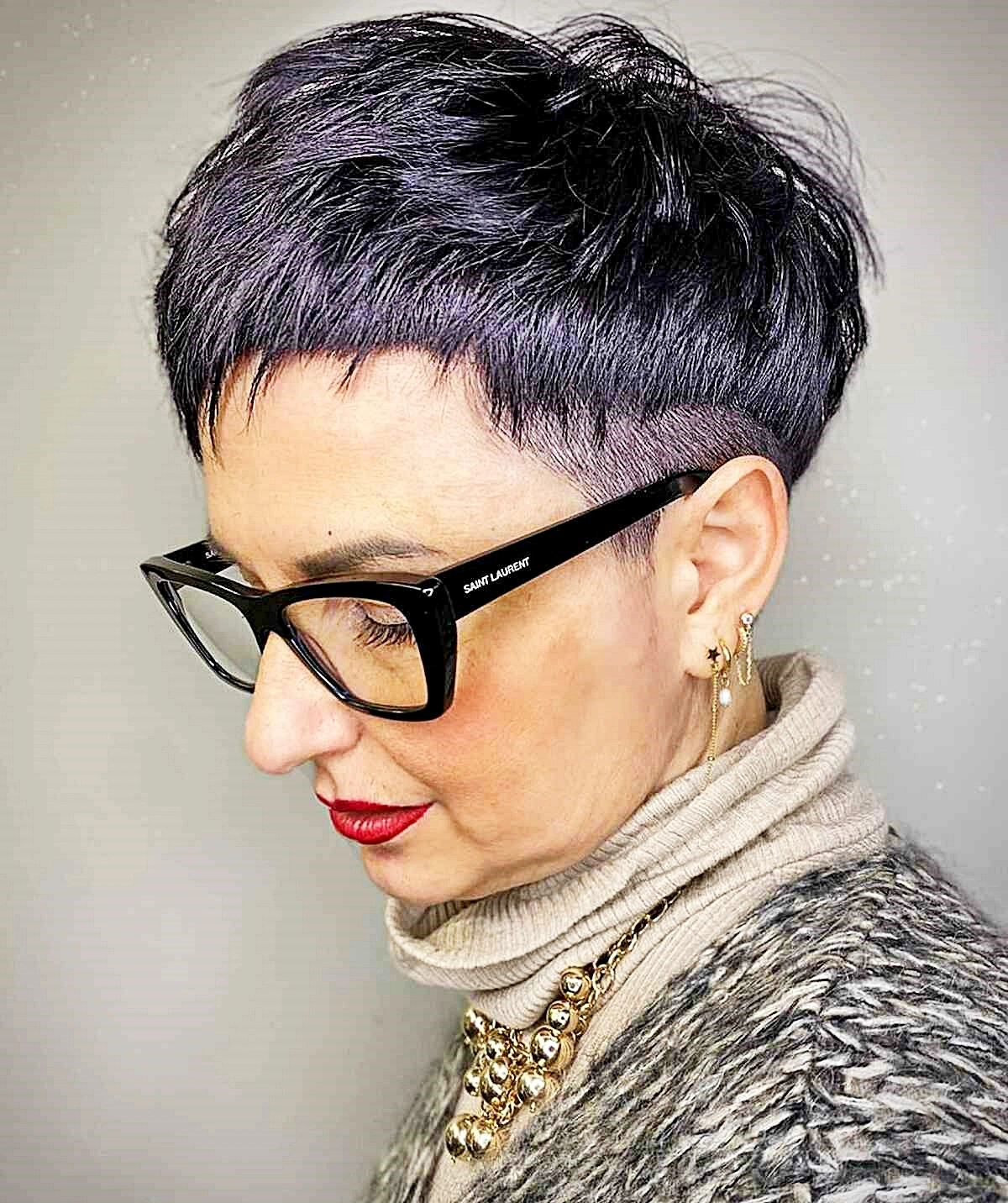 frisuren ab 60 die juenger machen mit brille schwarze haare long pixie vut antoniograziosohairlab