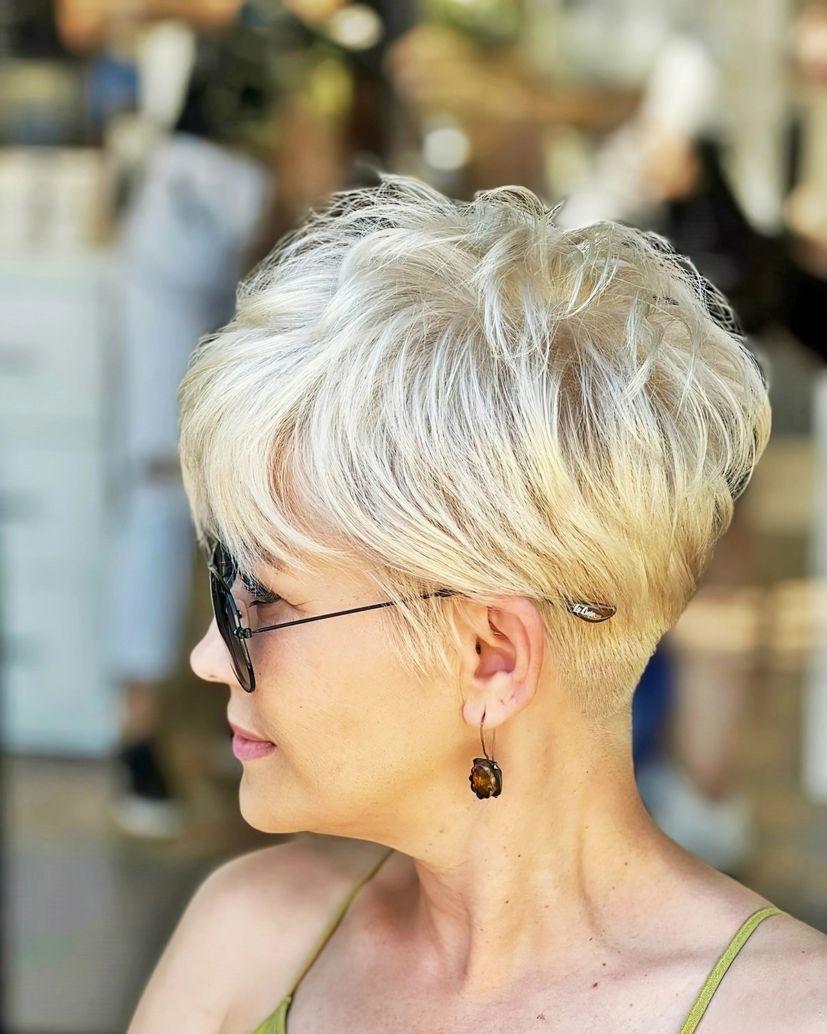 frisuren fuer frauen ab 60 die juenger machen mit brille pixie blonde haare cagrisaclikuafor