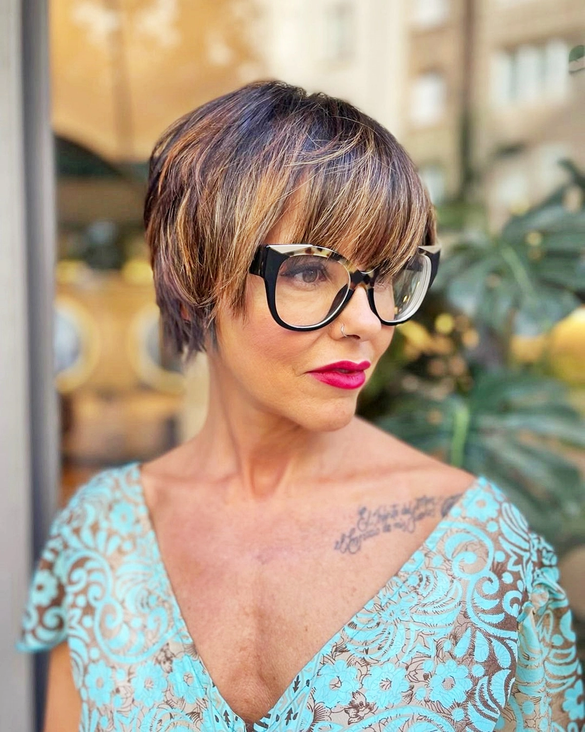 frisuren fuer frauen ab 60 mit brille asymmetrische kurzhaarfrisur mit pony und strahnen almasalonbcn