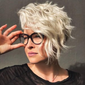 frisuren fuer frauen ab 60 mit brille blonde kurze haare lockiger pixie bob jeanclaudeelmoughayar