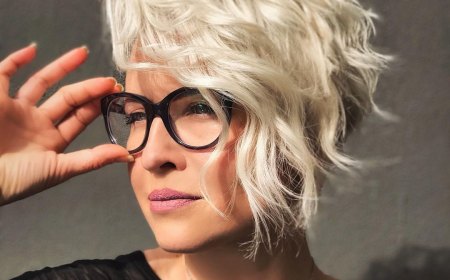 frisuren fuer frauen ab 60 mit brille blonde kurze haare lockiger pixie bob jeanclaudeelmoughayar