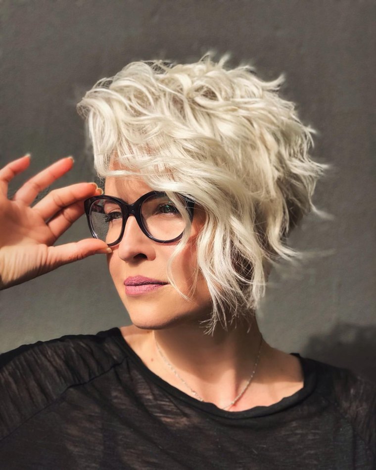 frisuren fuer frauen ab 60 mit brille blonde kurze haare lockiger pixie bob jeanclaudeelmoughayar