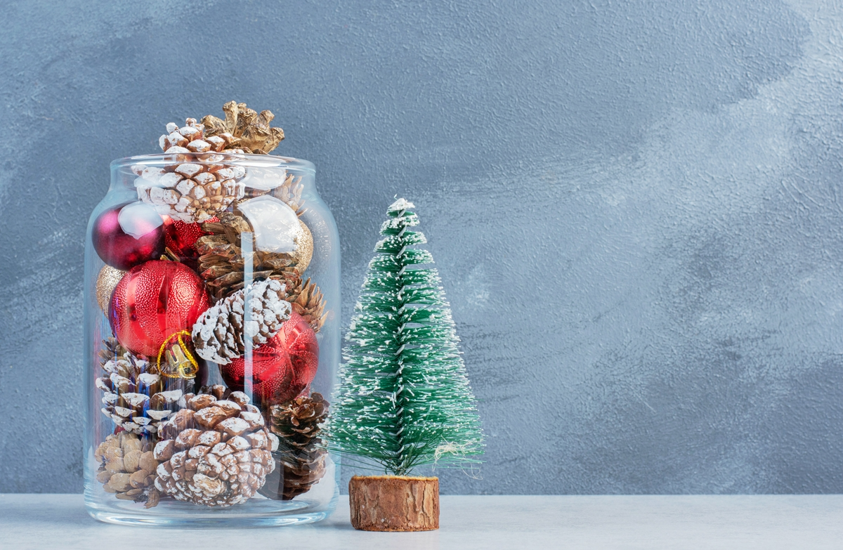 glаеser weihnachtlich dekorieren glas gefuellt mit tanennzapfen und weihnachtskugeln
