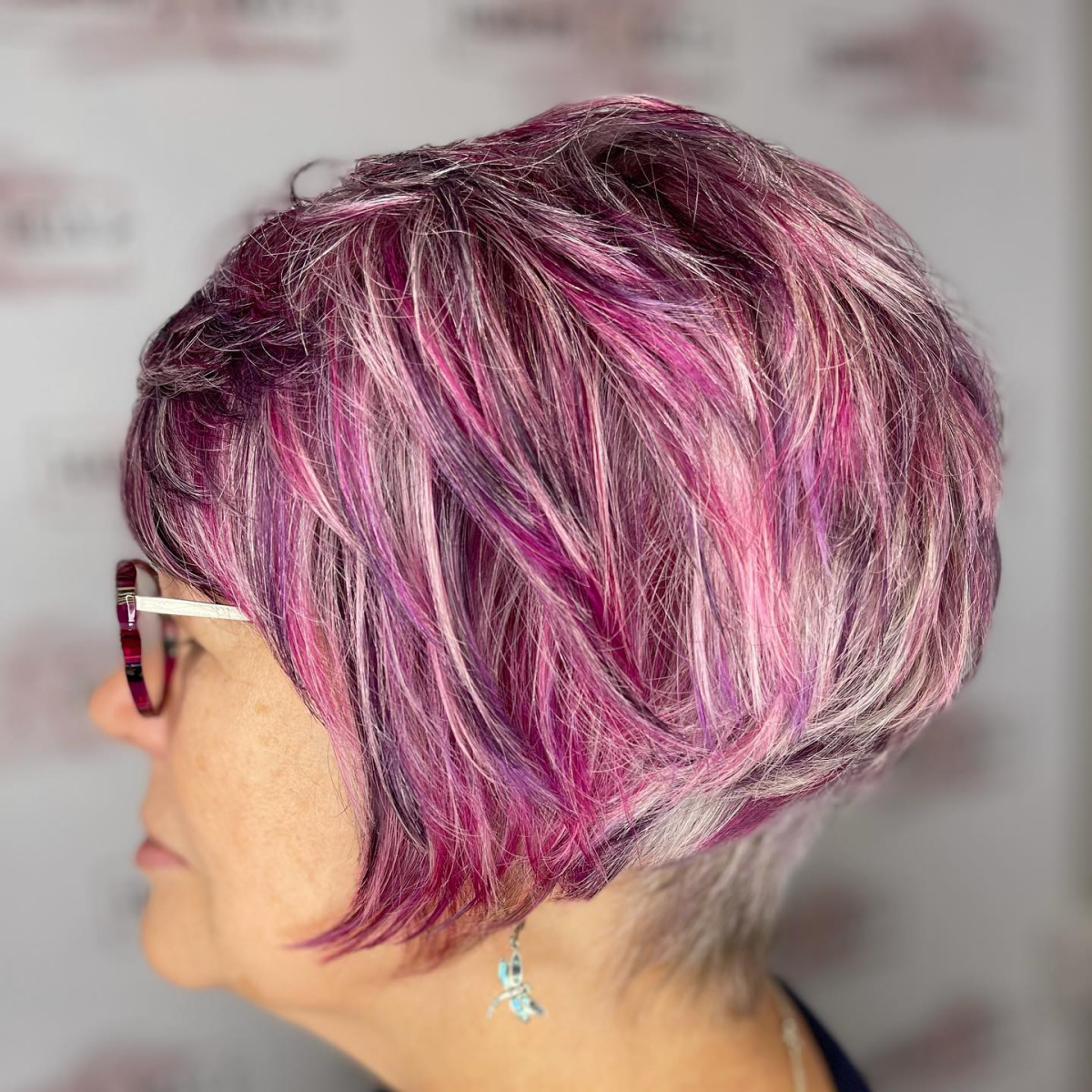 hairbykellybyfield grau mit pink kurz frisuren graue haare mit straehnchen