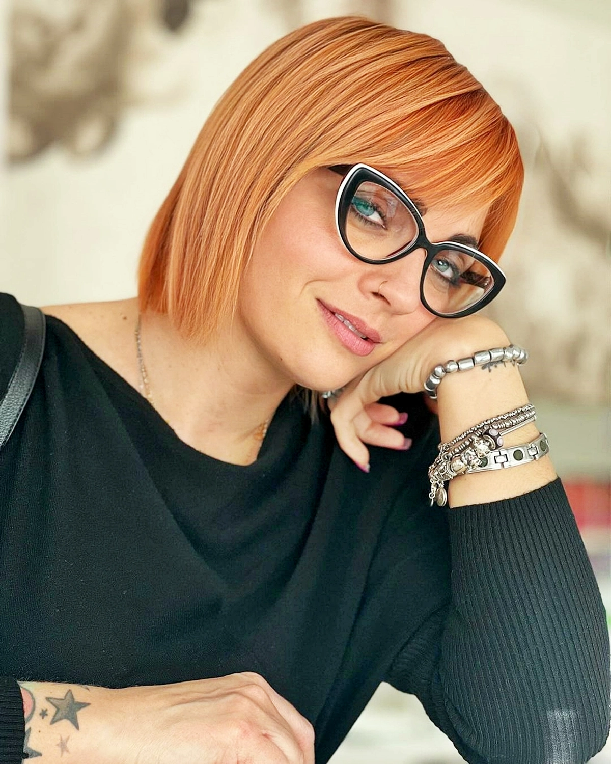 kurzhaarfrisuren ab 60 mit brille rotblonde kurze haare mit pony aeltere frauen frisuren ideen patrizia dessardo