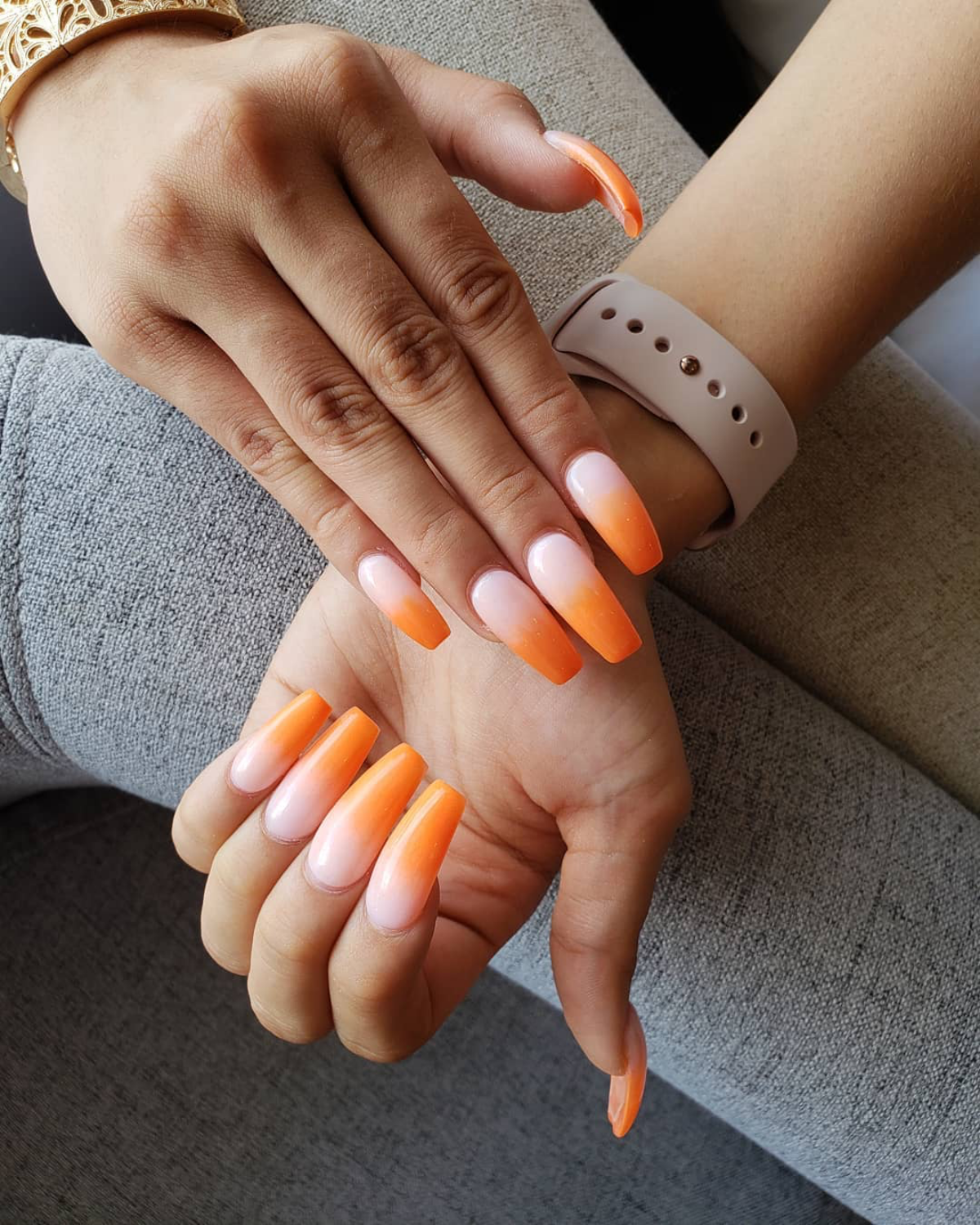 ombre peach fuzz itsavibe nails