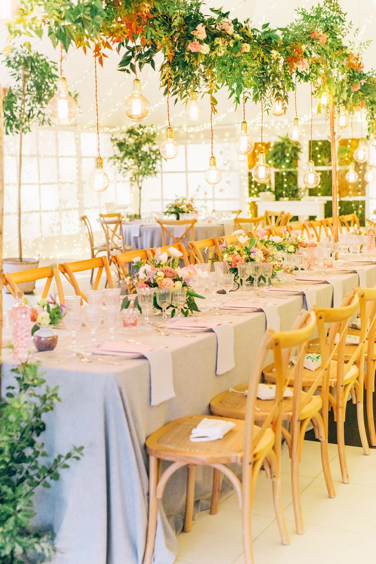 sommerhochzeit deko tisch dekoration mit blumen und zweigen