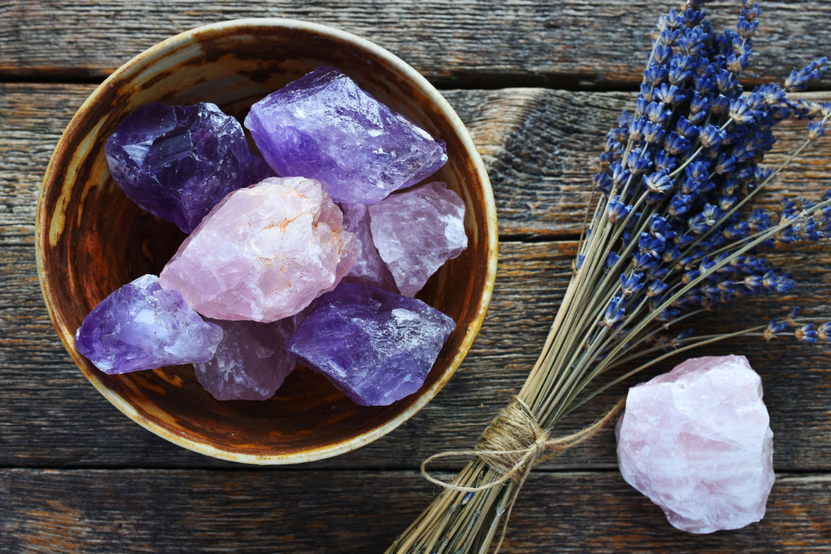 violette steine neben lavendel, um negative energie zu entfernen