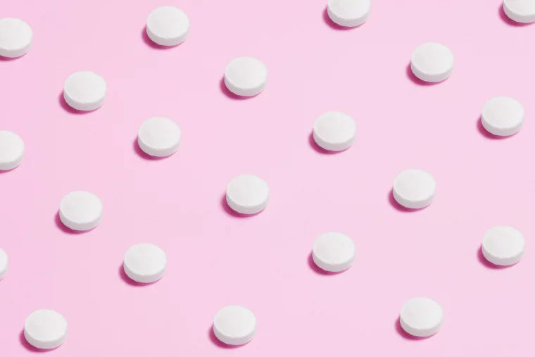 vitamine bei haarausfall wesse medikamente rosa hintergrund