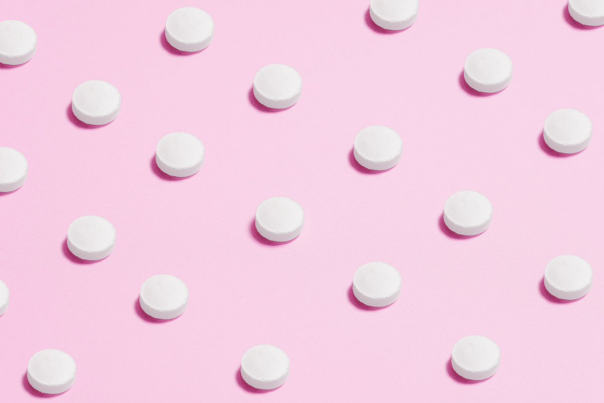 vitamine bei haarausfall wesse medikamente rosa hintergrund