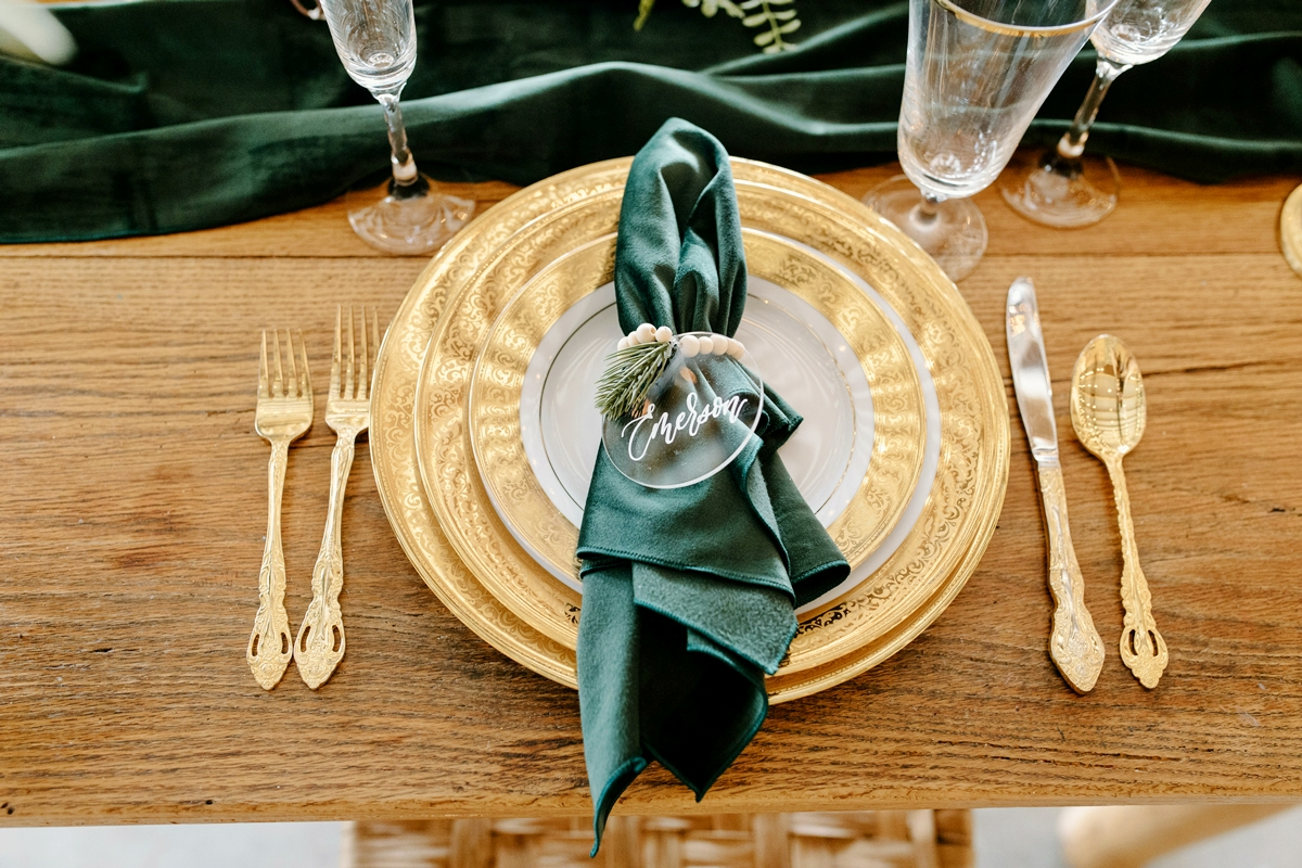 weihnachtlich tisch decken ideen elegante tischdeko in gruen und gold