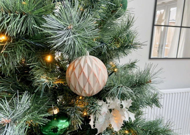 weihnachtsbaum mit metallischem effekt dekorieren