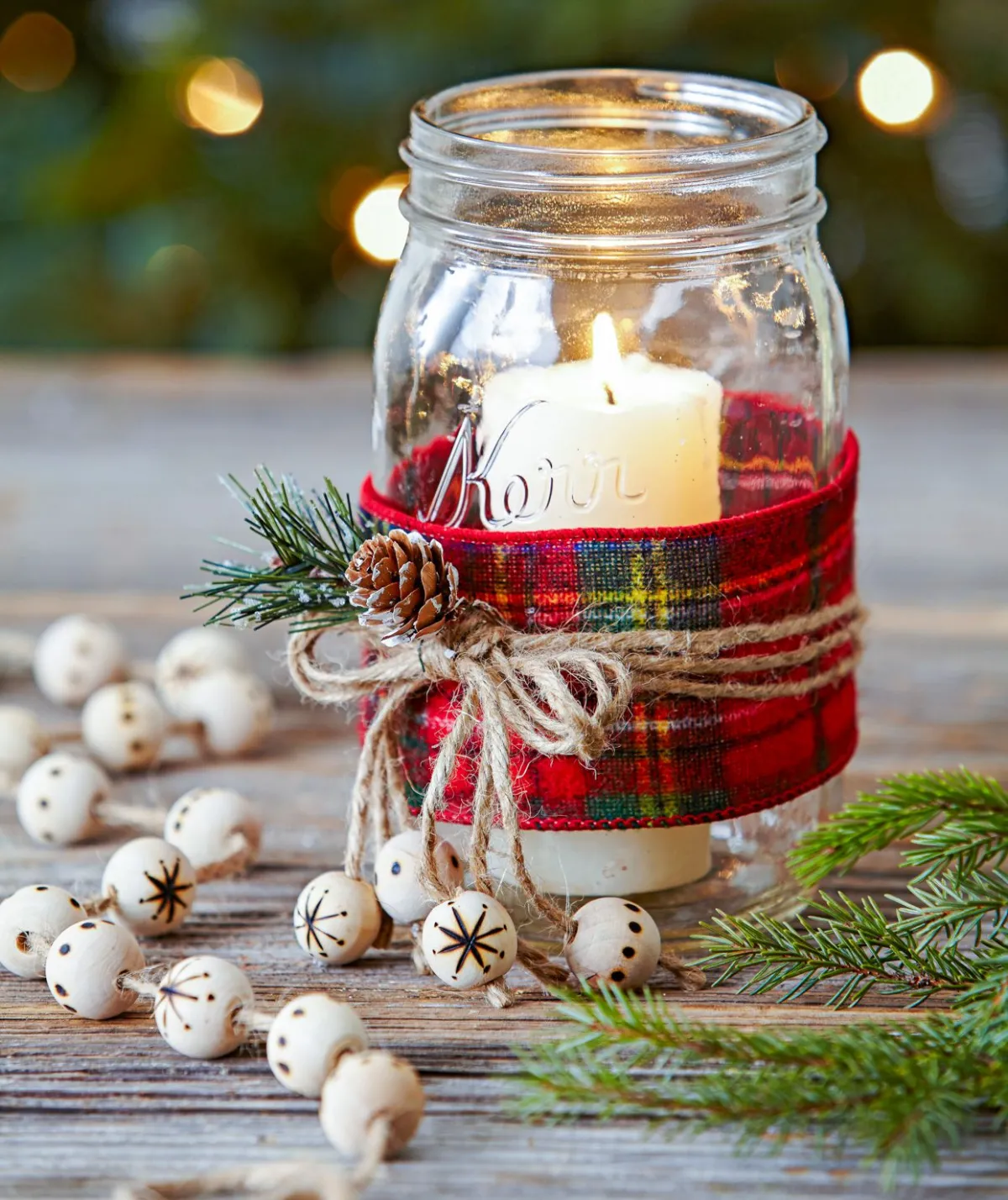weihnachtslaternen basteln aus glasgefäß dekoriert mit dekoband schnur zapfen