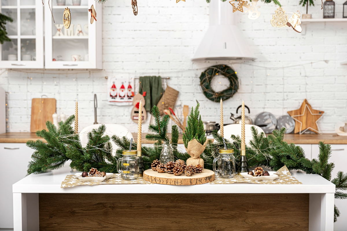 weihnachtstisch festlich dekorieren weihanchtsdeko mit immergruenen zweigen