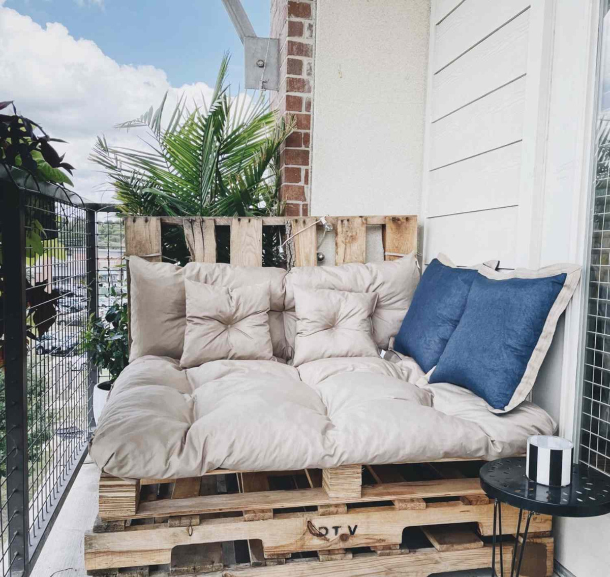 couch aus alten paletten auf kleinem balkon