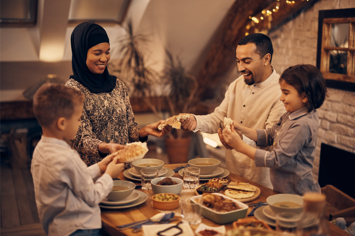 familie feiert den ramadan