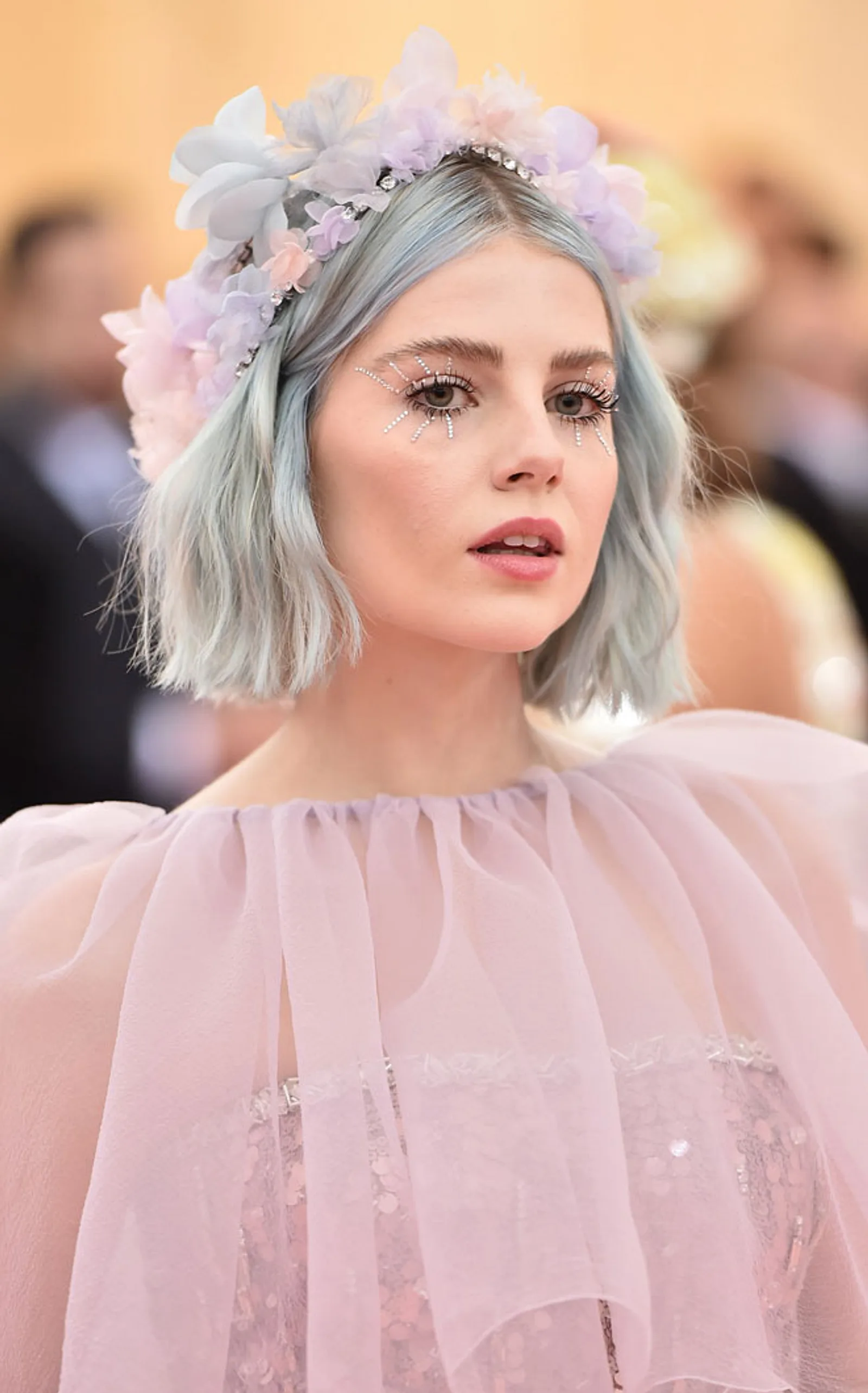 frau mit rosa kleid und blauem haar