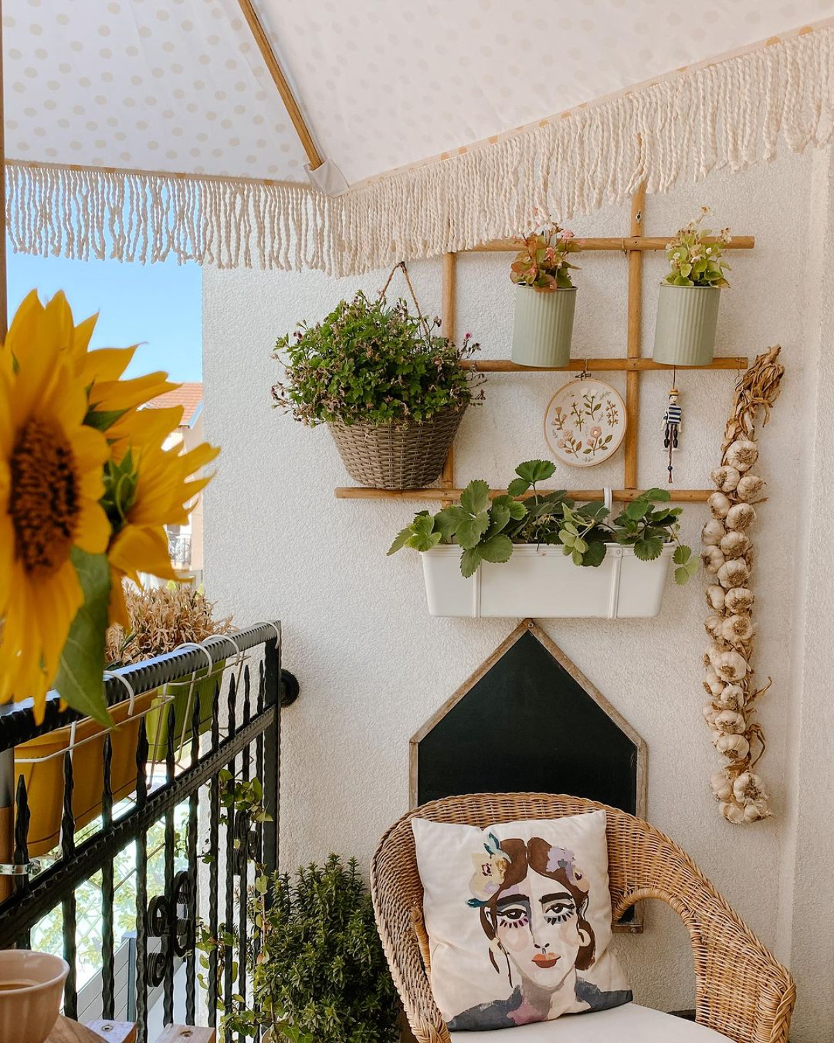 kleine balkon lounge mit sonnenblumen und bunten kissen