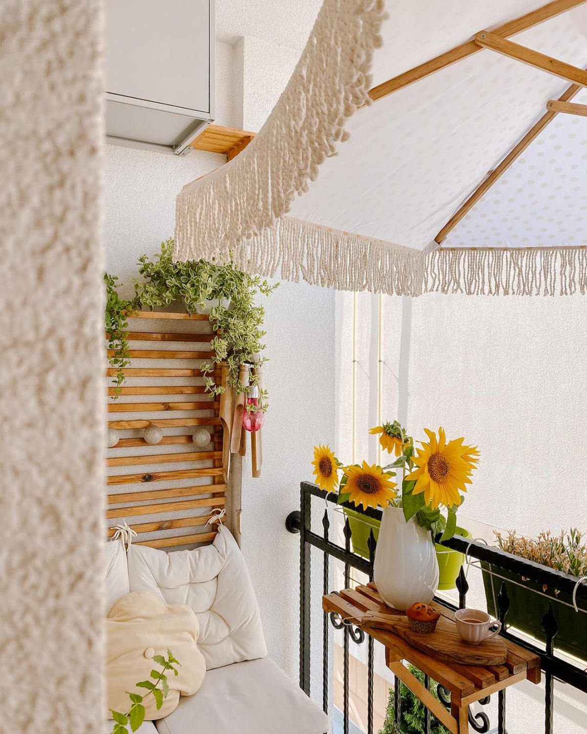 kleiner balkon lounge design mit sonnenblumen