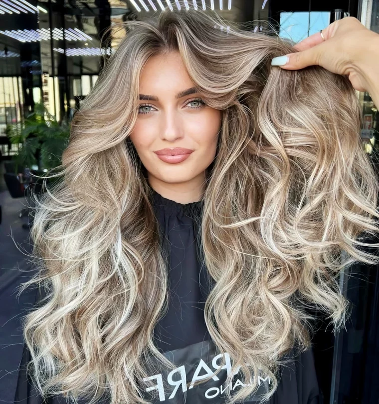 balayage aschblond lange lockige haare trendige haarfarben ideen balayageinspo