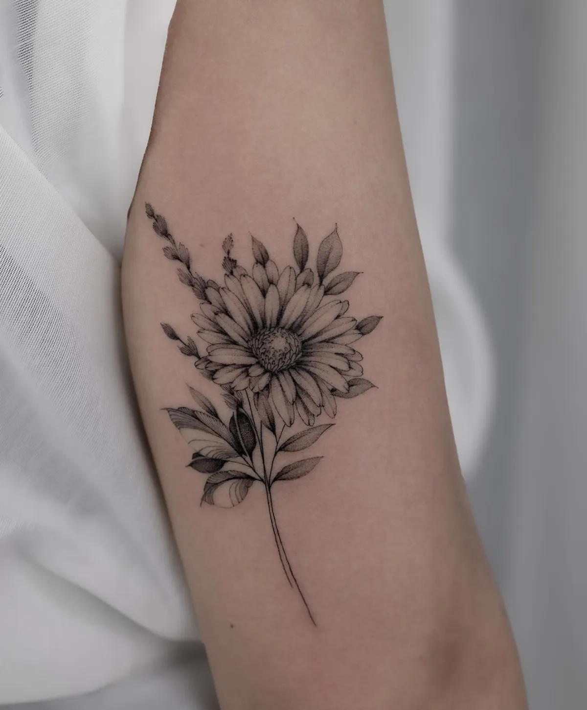 blumen tattoo trends 2025 oberarm tätowierung