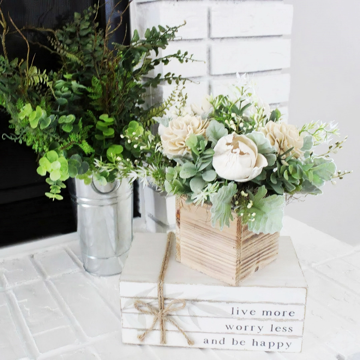 blumendeko tisch hoelzerne eckige vase mit rosen und eukalyptus woodflowerbarn
