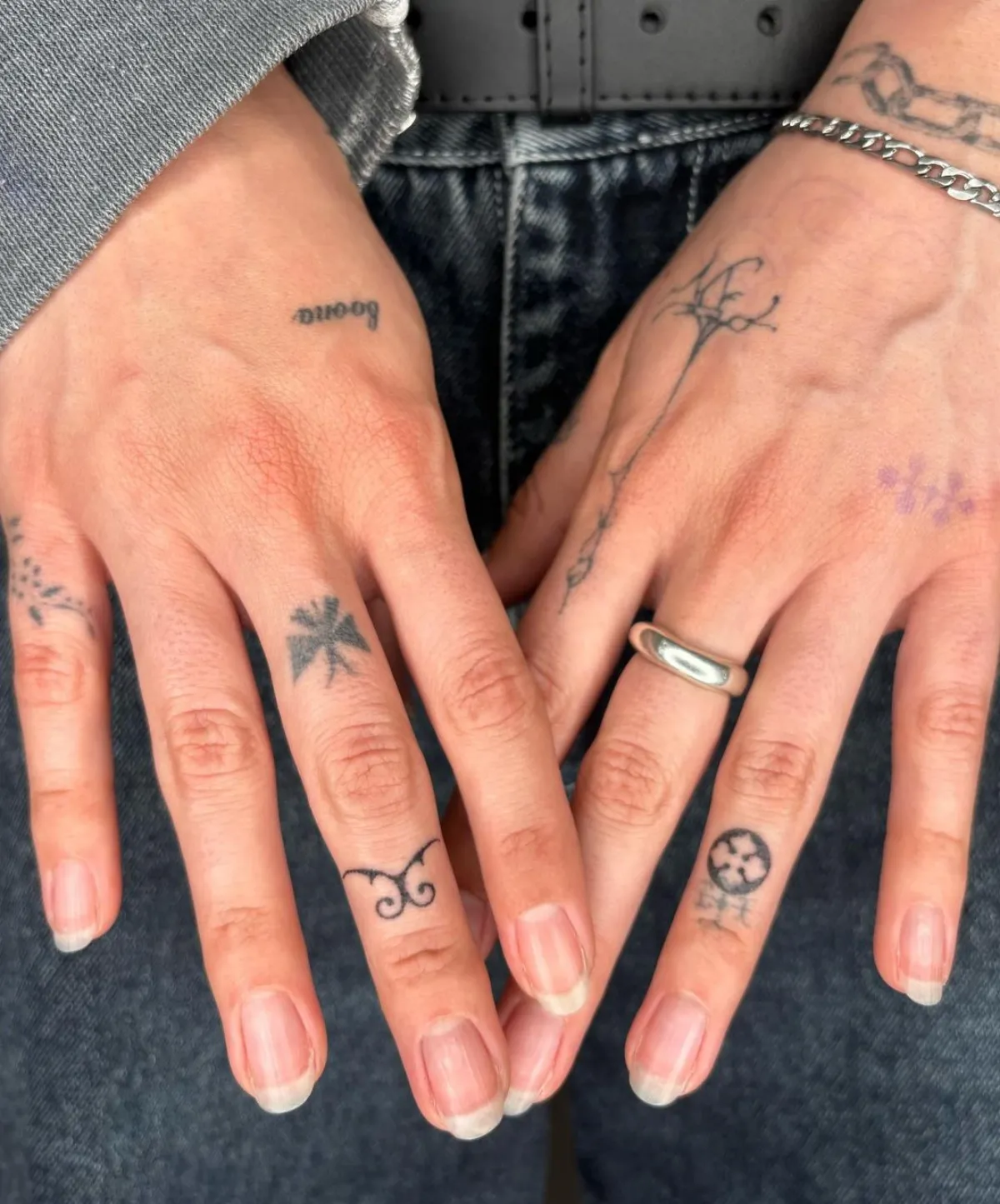 dezente tattoos an fingern schleife kreuz