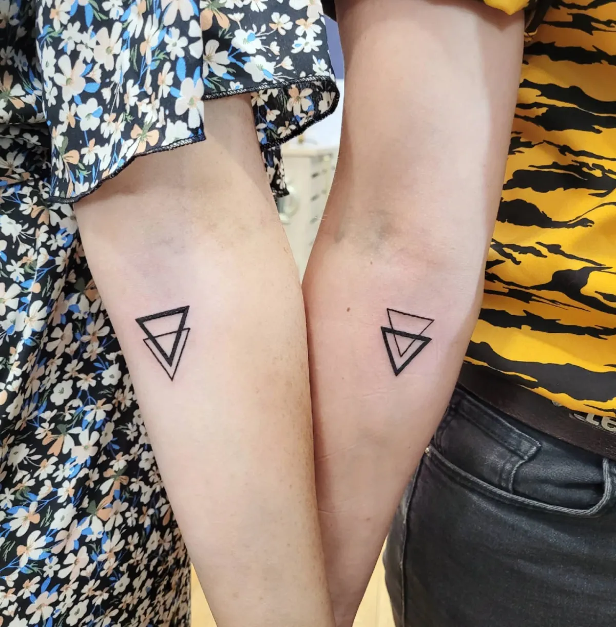 dreieck minimalistische tattoos fuer partner