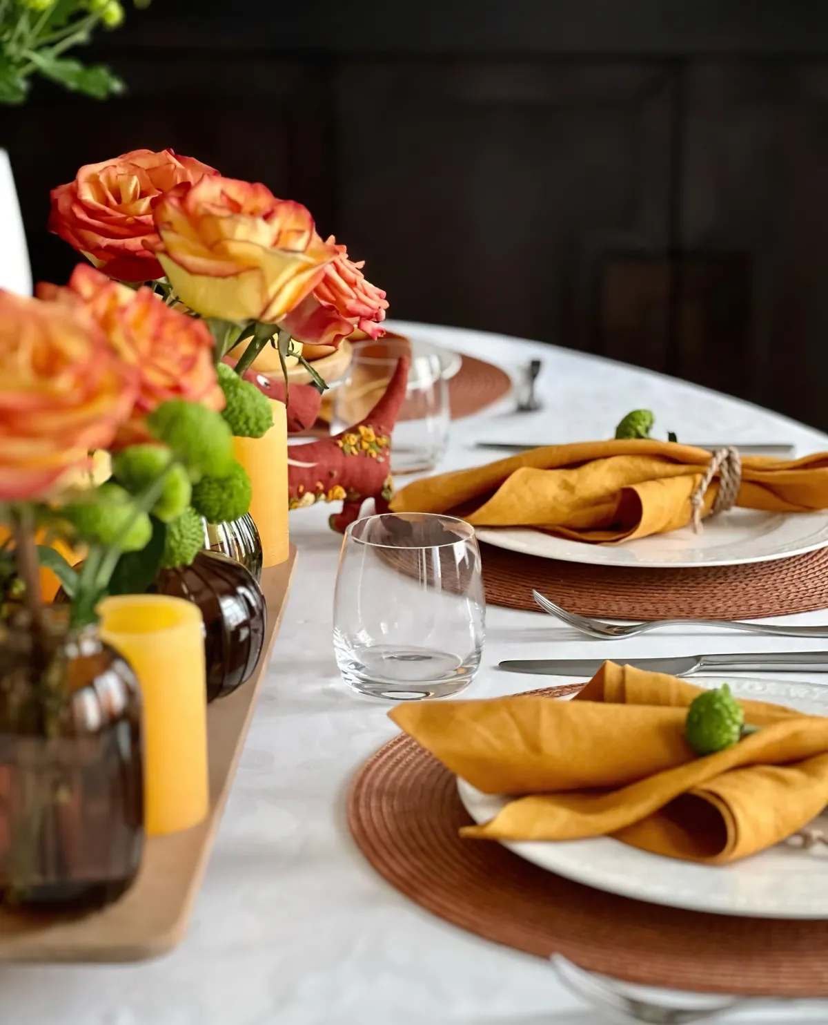 esstisch deko in gelb rosen in kleinen glasvasen servietten aus leinen