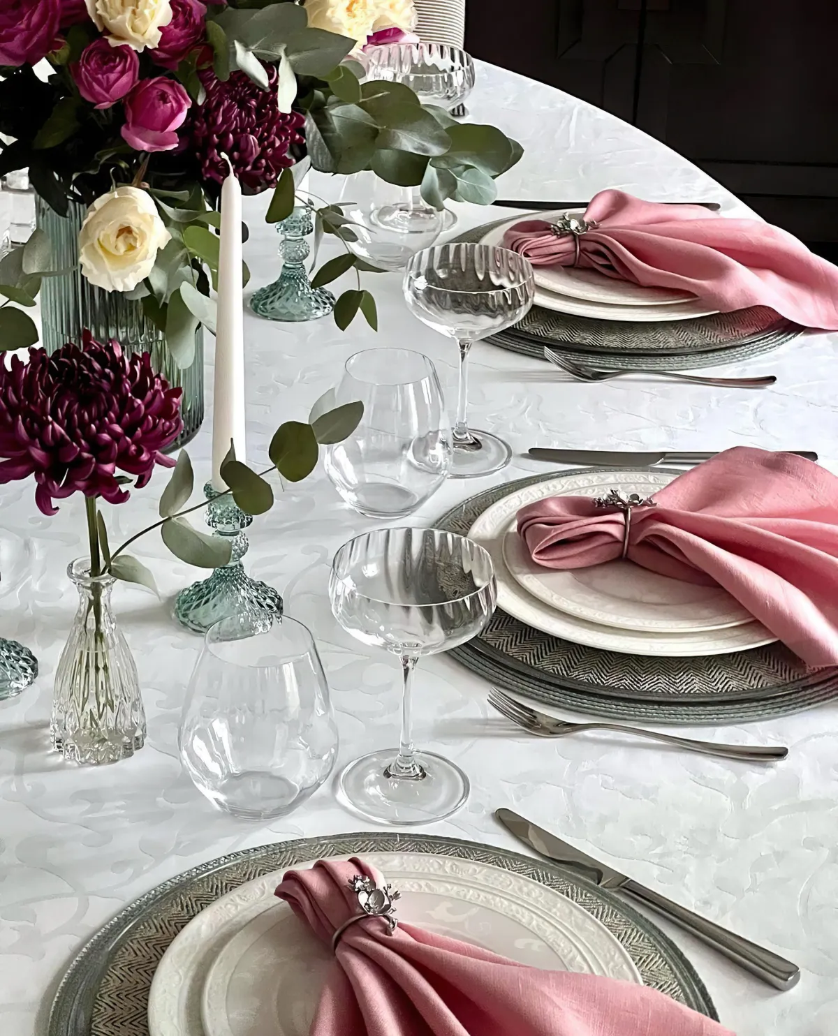 Dining table decorating ideas Pink linen napkins Roses in glass vases