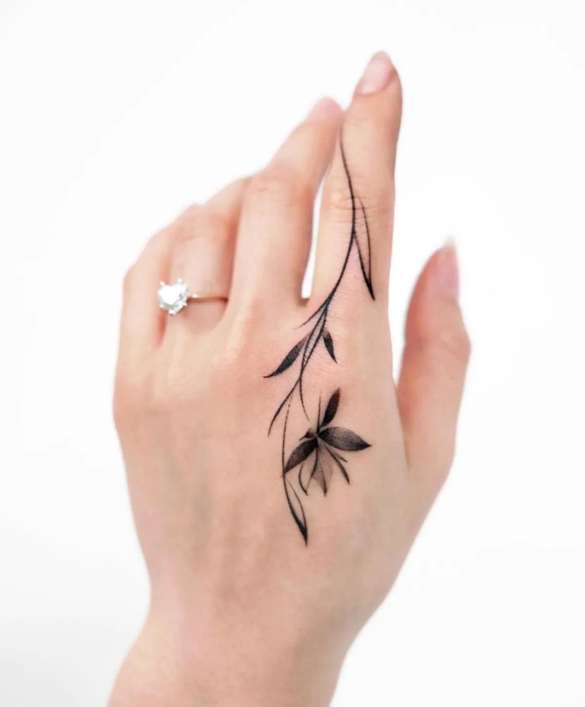 finger tattoo blumen motiv feminin