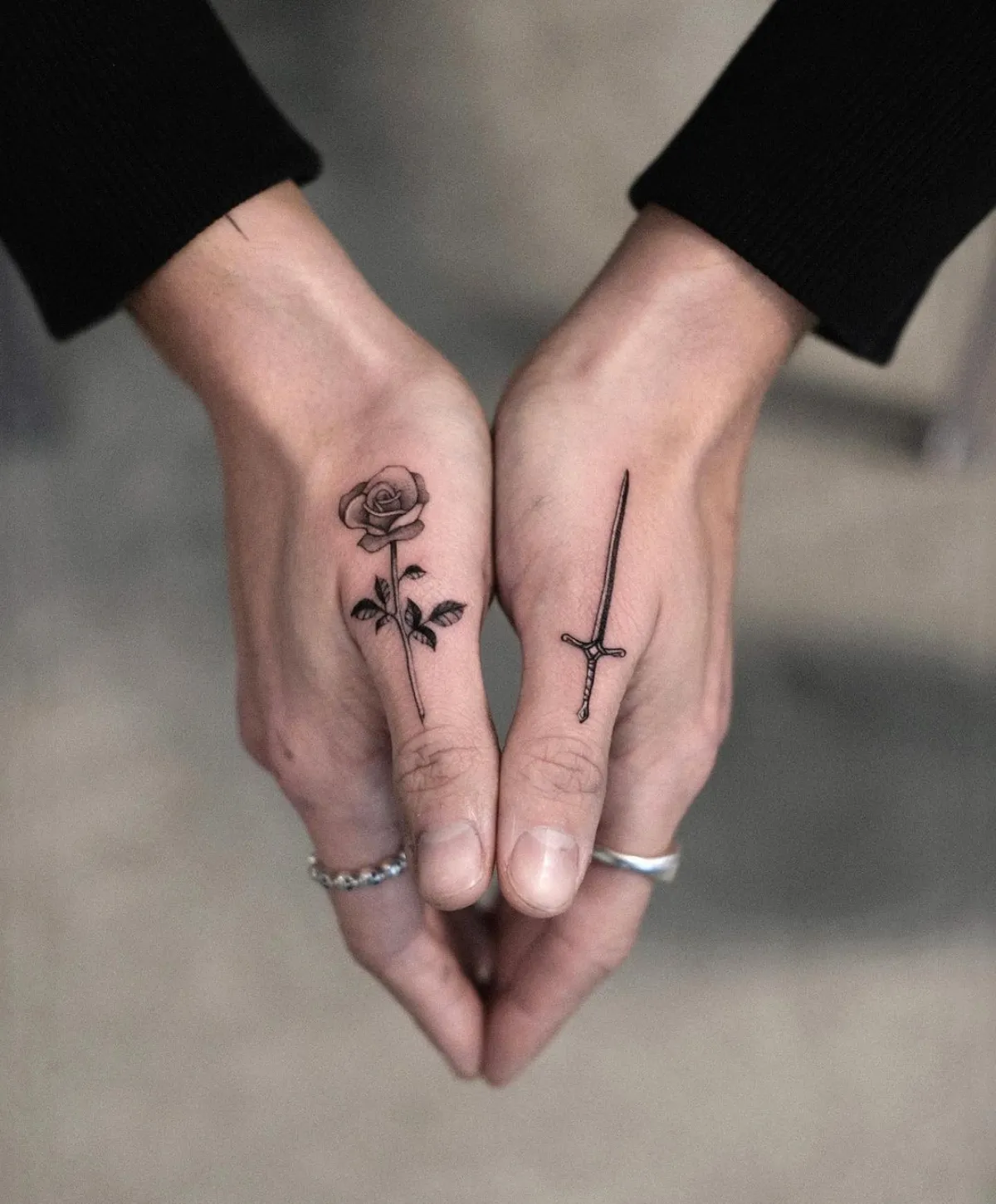 finger tattoos an beiden händen kreuz und rose