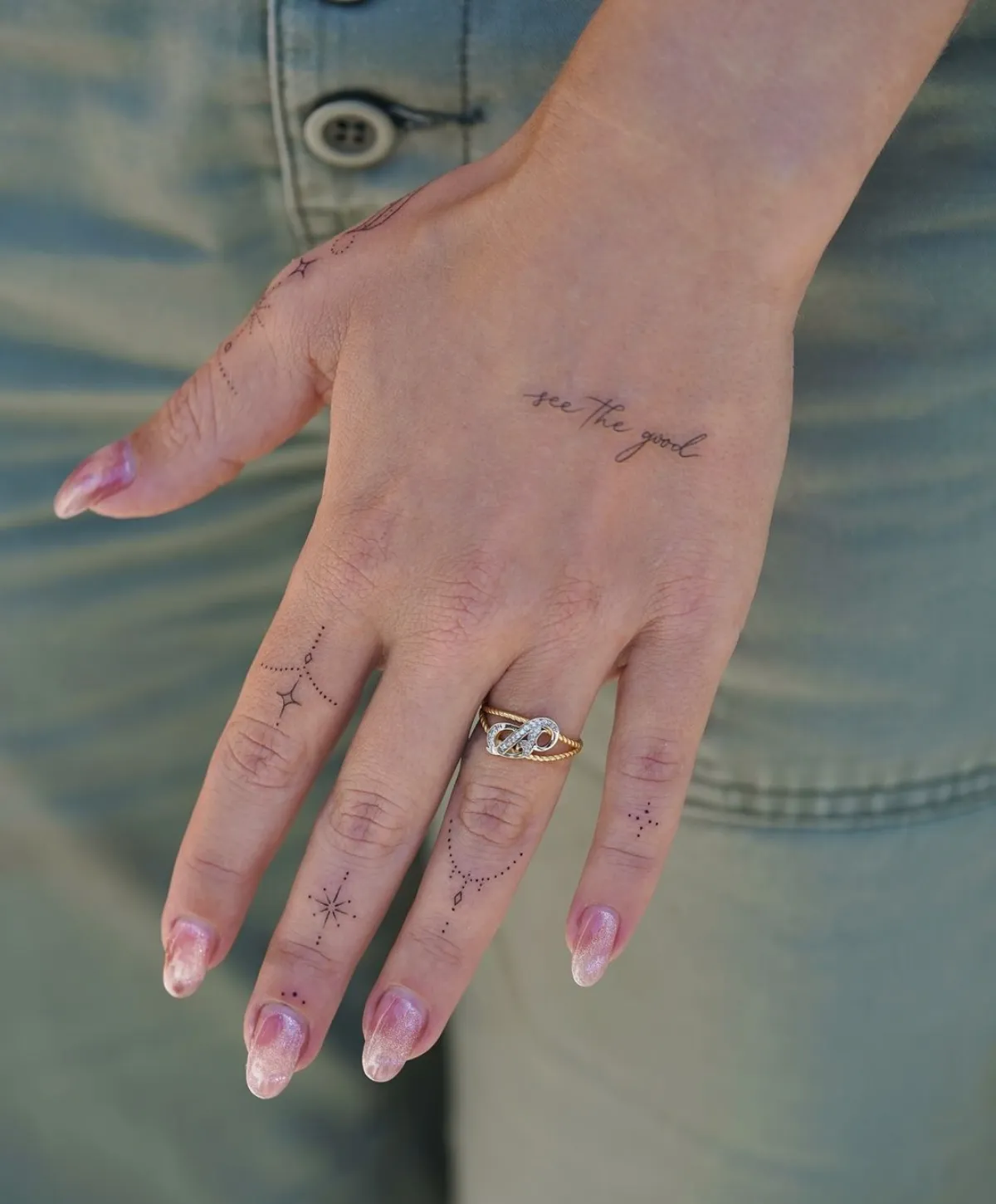 finger tattoos dezent minimalistisch punkte und sterne