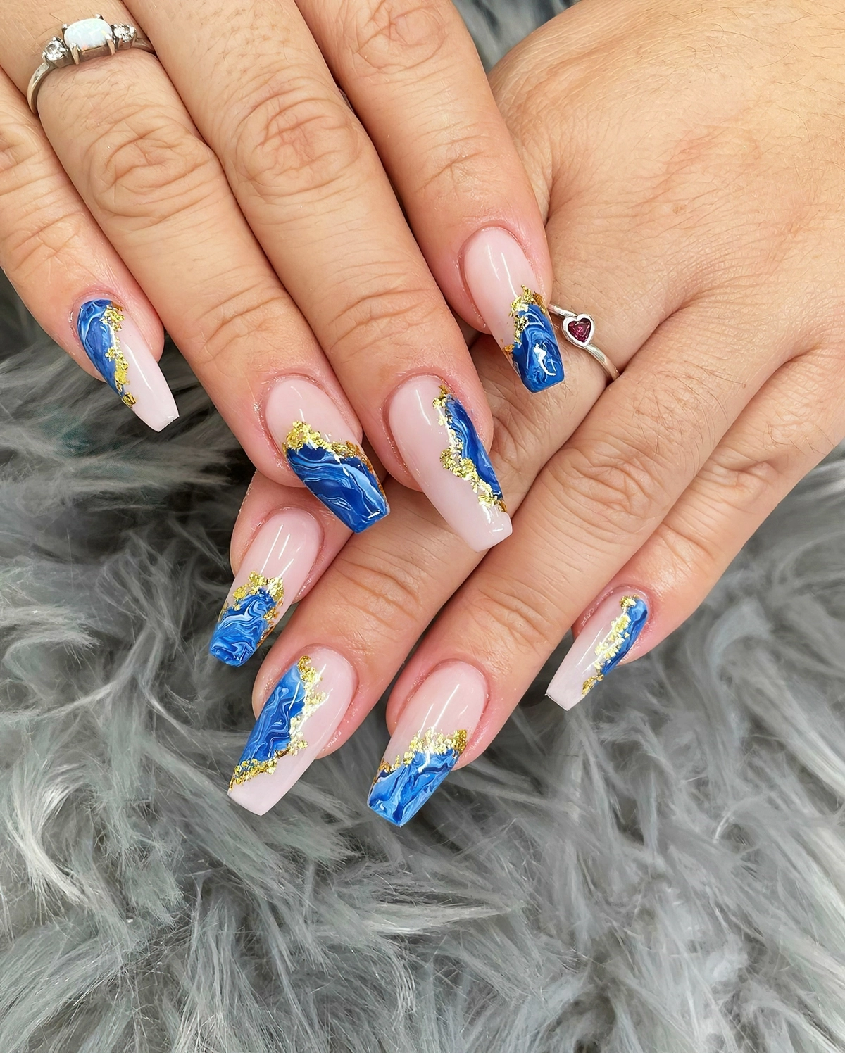 fingernaegel design lange naegel manikuere in blau nylove nail