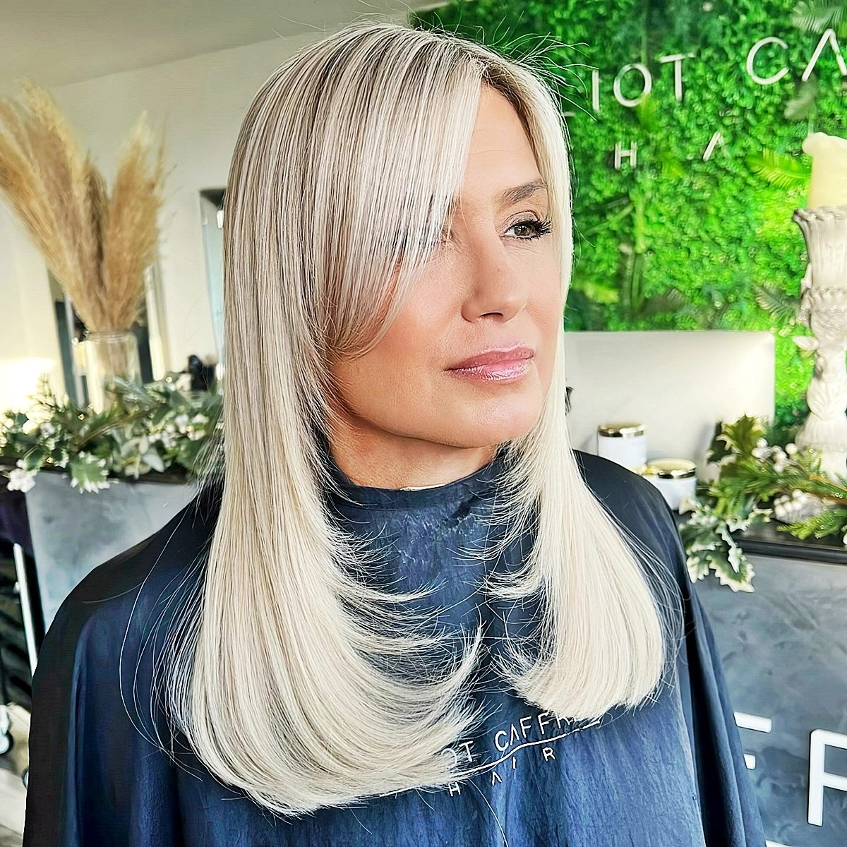 gestufte frisuren fuer mittellanges haare blonde gestufte glatte haare mit pony elliotcaffreyhair